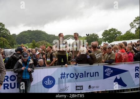 Le maire d'Aarhus, Jacob Bundsgaard, et le prince héritier Frederik, rient à la course royale d'Aarhus, au Danemark, le 6 juin 2022 Banque D'Images