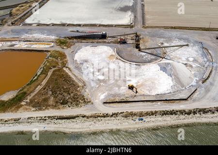 Vue aérienne des étangs d'évaporation du sel et des monticules de sel ces étangs sont remplis de l'océan et des cristaux de sel sont récoltés. Kitros Pieria, Grèce Banque D'Images