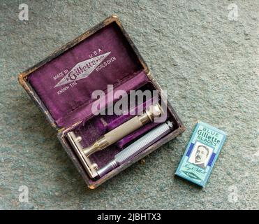 Rasoir de sécurité Gillette vintage dans un étui doublé de velours violet avec lames de rechange et poignée fabriqués aux États-Unis Banque D'Images