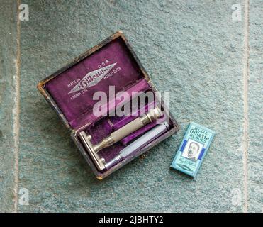 Rasoir de sécurité Gillette vintage dans un étui doublé de velours violet avec lames de rechange et poignée fabriqués aux États-Unis Banque D'Images