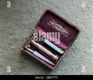 Rasoir de sécurité Gillette vintage dans un étui doublé de velours violet avec lames de rechange et poignée fabriqués aux États-Unis Banque D'Images