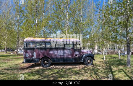 Ancien autobus scolaire abandonné à East Coulee, dans la vallée de la rivière Red Deer Banque D'Images