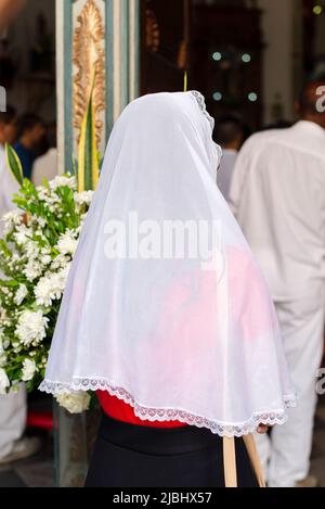 Personnes à la messe religieuse de Santo Antonio de Categero dans l'église de Rosario dos Pretos à Salvador, Bahia. Banque D'Images