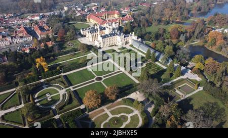 Château de conte de fées à Lednice, République tchèque. Le paysage culturel de Lednice-Valtice est classé au patrimoine mondial de l'UNESCO Banque D'Images