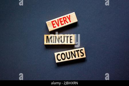 Chaque minute compte le symbole. Concept mots chaque minute compte sur des blocs de bois sur un beau tableau noir fond noir. Entreprise, motivation et Banque D'Images