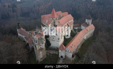 Ancien château historique de Pernstejn et ses jardins en Europe centrale, vue panoramique sur le paysage, hrad Pernstejn, Nedvedice Banque D'Images