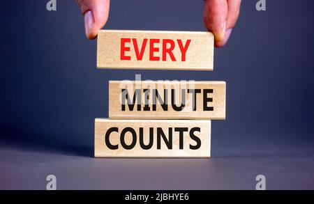 Chaque minute compte le symbole. Concept de mots chaque minute compte sur des blocs de bois sur un beau tableau gris fond gris. Main d'homme d'affaires. Entreprise, Banque D'Images
