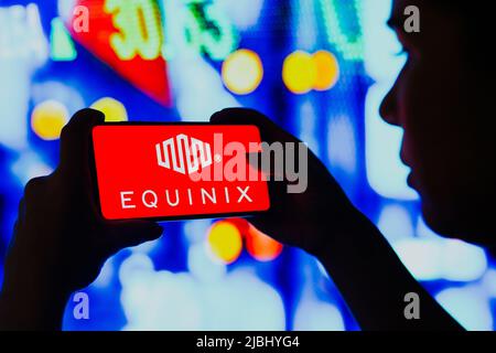 Brésil. 6th juin 2022. Dans cette illustration, une femme silhouetée tient un smartphone avec le logo d'Equinix, Inc. Affiché à l'écran. (Credit image: © Rafael Henrique/SOPA Images via ZUMA Press Wire) Banque D'Images