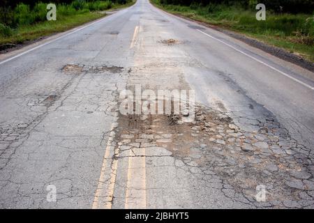 toit de l'autoroute avec asphalte défectueux et abîmé, dangereux pour la circulation Banque D'Images