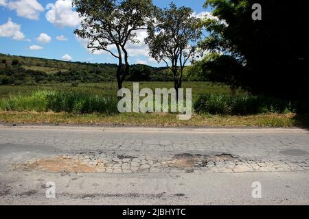 toit de l'autoroute avec asphalte défectueux et abîmé, dangereux pour la circulation Banque D'Images