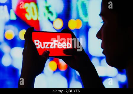 Brésil. 6th juin 2022. Dans cette illustration, une femme silhouetée tient un smartphone avec le logo BuzzFeed affiché à l'écran. (Credit image: © Rafael Henrique/SOPA Images via ZUMA Press Wire) Banque D'Images