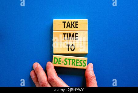 Prenez le temps de déstresser le symbole. Les mots de concept prennent le temps de déstresser sur les blocs de bois. Magnifique tableau bleu fond bleu. Les affaires psychologiques et Banque D'Images