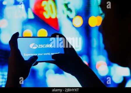 Brésil. 6th juin 2022. Dans cette illustration, une femme silhouetée tient un smartphone avec le logo Zscaler affiché à l'écran. (Credit image: © Rafael Henrique/SOPA Images via ZUMA Press Wire) Banque D'Images
