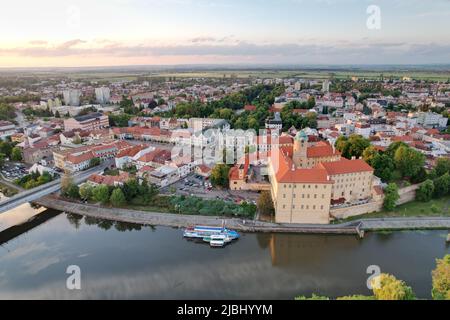 Ville historique de Podebrady et château à la rivière Labe, Château Poděbrady (Zámek Poděbrady) République Tchèque, paysage panoramique aérien panoramique, Tchéquie Banque D'Images