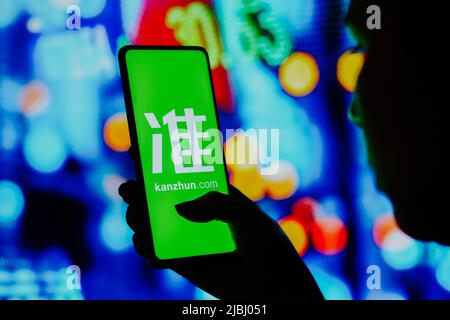 Brésil. 6th juin 2022. Dans cette illustration, une femme silhouetée tient un smartphone avec le logo Kanzhun affiché à l'écran. (Credit image: © Rafael Henrique/SOPA Images via ZUMA Press Wire) Banque D'Images