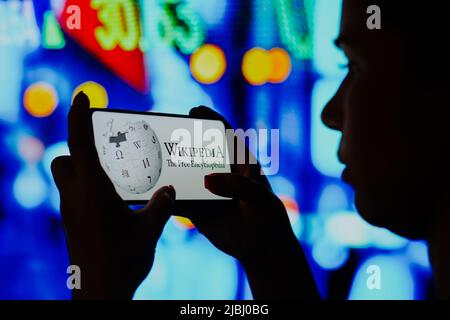 Brésil. 6th juin 2022. Dans cette illustration, une femme silhouetée tient un smartphone avec le logo Wikipedia affiché à l'écran. (Credit image: © Rafael Henrique/SOPA Images via ZUMA Press Wire) Banque D'Images