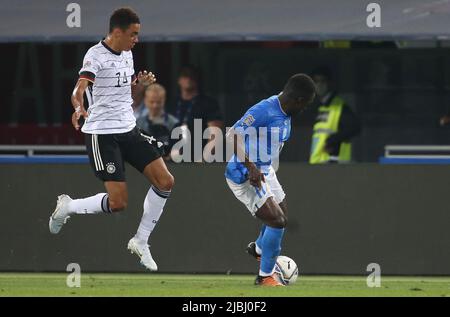 Jamal Musiala d'Allemagne et Degnand - Wilfried Gnonto d'Italie pendant la Ligue des Nations de l'UEFA, Ligue A - Groupe A3, match de football entre l'Italie et l'Allemagne sur 4 juin 2022 au stade Renato-Dall'Ara de Bologne, Italie - photo Laurent Lairys / DPPI Banque D'Images