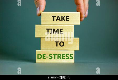 Prenez le temps de déstresser le symbole. Les mots de concept prennent le temps de déstresser sur les blocs de bois. Magnifique fond gris de table. Les affaires psychologiques et Banque D'Images