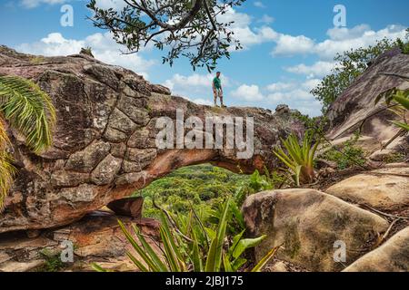 Un homme sur l'arche de rocher sur Cerro Arco à Tobati au Paraguay. Banque D'Images