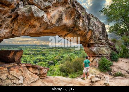 Un homme sous l'arche de rocher sur Cerro Arco à Tobati au Paraguay. Banque D'Images