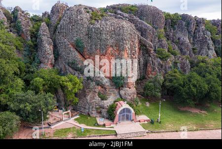 Vue aérienne des Cordillères à Tobati avec la chapelle de la Vierge du chemin (Capilla Virgen del Camino) au Paraguay. Banque D'Images