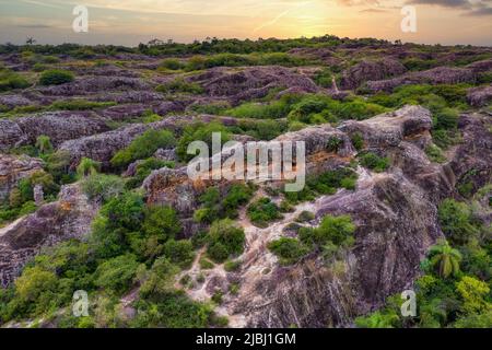 Vue aérienne de l'arche de rocher sur Cerro Arco à Tobati au Paraguay. Banque D'Images