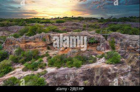 Vue aérienne de l'arche de rocher sur Cerro Arco à Tobati au Paraguay. Banque D'Images