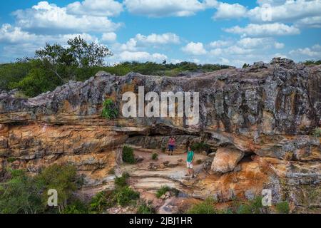 Vue aérienne d'une femme et d'un homme dans l'arche de rocher de Cerro Arco à Tobati au Paraguay. Banque D'Images