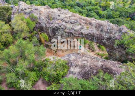 Un homme sous l'arche de rocher sur Cerro Arco à Tobati au Paraguay. Banque D'Images