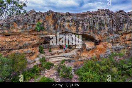 Vue aérienne d'une femme et d'un homme dans l'arche de rocher de Cerro Arco à Tobati au Paraguay. Banque D'Images