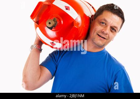 Un homme portant une bouteille de gaz sur son épaule - isolé sur un fond blanc Banque D'Images