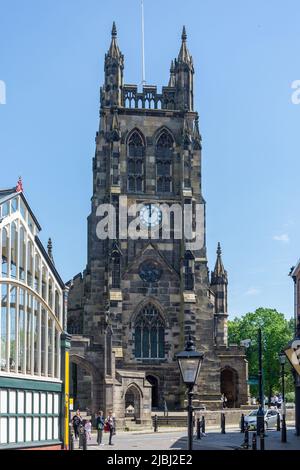 Eglise paroissiale St Mary's et Market Hall, place du marché, Stockport, Grand Manchester, Angleterre, Royaume-Uni Banque D'Images