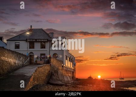 Le Royal George dans la rue Irsha, Appledore - après une chaude journée d'été dans le Nord du Devon, le ciel devient doré lorsque le soleil touche l'horizon. Banque D'Images