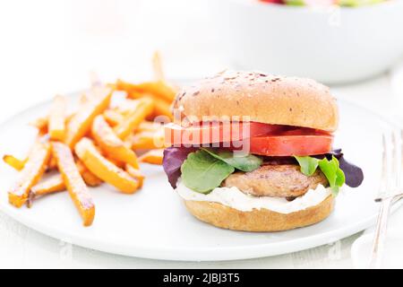 Hamburger aux champignons portobello grillé sur un pain de blé entier avec des frites de patate douce. Banque D'Images