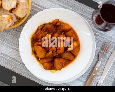 Patatas con sépia, bouchées avec des pommes de terre Banque D'Images