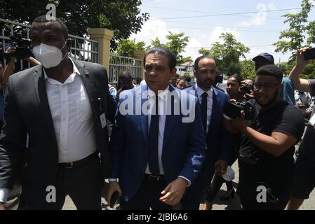 Saint-Domingue, République dominicaine. 06th juin 2022. Daniel Enrique de Jesus Rivera Reyes (M.), ministre de la Santé de la République dominicaine, arrive au ministère de l'Environnement après que le ministre de l'Environnement, Mera, a été abattu dans son bureau. Credit: Pedro Bazil/dpa/Alay Live News Banque D'Images