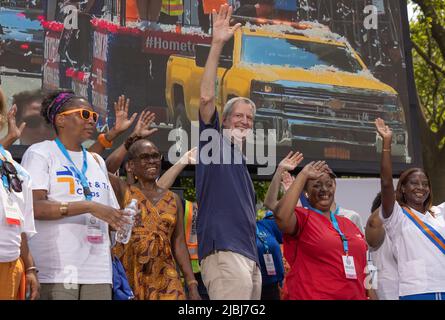 NEW YORK, New York – 7 juillet 2021 : la première dame de la ville de New York Chirlane McCray et le maire Bill de Blasio regardent la parade des ticker Heroes de leur ville natale. Banque D'Images