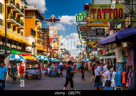 Khao San Rd pendant la journée, les gens magasinent et les vendeurs mettent leurs marchandises en vente. Banque D'Images