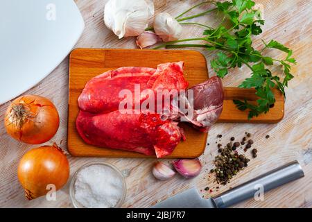 Poumons d'agneau crus et coeur avec des ingrédients naturels Banque D'Images