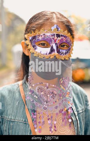 Fille nicaraguayenne avec un masque participant à un carnaval culturel Banque D'Images