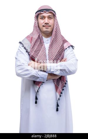 Homme arabe portant le keffiyeh debout avec des bras pliés isolés sur fond blanc Banque D'Images