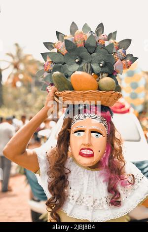 Femme déguisée comme la Vieja un caractère traditionnel de la culture nicaraguayenne Banque D'Images