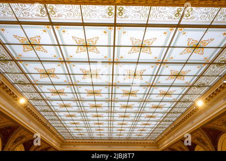 PRAGUE, TCHÉQUIE, JANVIER 26 2022, Un plafond en verre décoratif dans le Musée national de Prague. Banque D'Images