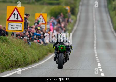 Douglas, Île de Man. 19th janvier 2022. Les spectateurs regardent pendant la course Superstock TT RL360 à l'île de Man, Douglas, île de Man, le 6 juin 2022. Photo de David Horn/Prime Media Images crédit: Prime Media Images/Alay Live News Banque D'Images