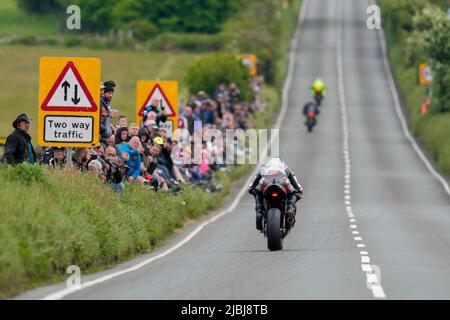 Douglas, Île de Man. 19th janvier 2022. Les spectateurs regardent pendant la course Superstock TT RL360 à l'île de Man, Douglas, île de Man, le 6 juin 2022. Photo de David Horn/Prime Media Images crédit: Prime Media Images/Alay Live News Banque D'Images