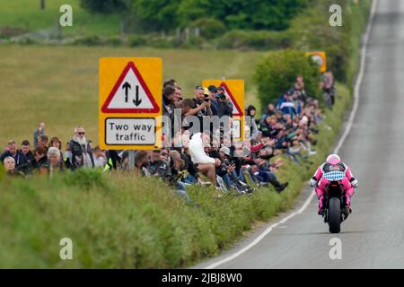 Douglas, Île de Man. 19th janvier 2022. Les spectateurs regardent pendant la course Superstock TT RL360 à l'île de Man, Douglas, île de Man, le 6 juin 2022. Photo de David Horn/Prime Media Images crédit: Prime Media Images/Alay Live News Banque D'Images