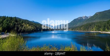 Réservoir du lac Capilano bassin versant de Capilano au printemps, jour ensoleillé. Vue panoramique. North Vancouver, C.-B., Canada. Banque D'Images