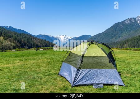 Capilano Lake Cleveland Park au printemps par beau temps. Concept de loisirs et de camping. North Vancouver, C.-B., Canada. Banque D'Images