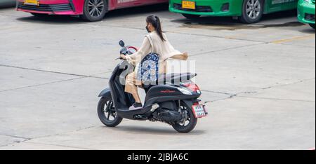 SAMUT PRAKAN, THAÏLANDE, MAI 06 2022, Une femme fait une moto Banque D'Images