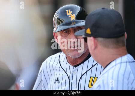 Southern Miss, États-Unis. 6th juin 2022. L'entraîneur-chef Scott Berry (40) parle à l'entraîneur-adjoint de Southern Miss Christian Ostrander (34) dans le dugout lors d'un match de baseball collégial entre Southern Miss et LSU à la NCAA Baseball Regional à Pete Taylor Park, Hattiesburg, Mississippi. Bobby McDuffie/CSM/Alamy Live News Banque D'Images